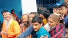 குழந்தை கடத்துபவர்கள் என்ற சந்தேகத்தில் துறவியை அடித்து உதைத்த மக்கள்