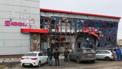 Поврежденный торговый центр на улице Плеханова