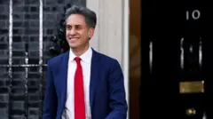 İngiltere'nin yeni atanan Dışişleri Bakanı Ed Miliband, Downing Street'te yürüyor.