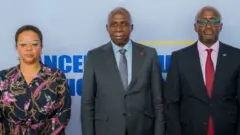 Uhereye ibumoso ujya iburyo: Minisitiri w'ububanyi n'amahanga wa RDC Thérèse Kayikwamba Wagner, Minisitiri w'ububanyi n'amahanga w'Angola Téte António na Minisitiri w'ububanyi n'amahanga w'u Rwanda Olivier Jean Patrick Nduhungirehe, bahagaze, aha ni ku mupaka w'u Rwanda na RDC, ku ruhande rw'i Goma, ku itariki ya gatanu Ugushyingo (11) mu mwaka wa 2024, mu gutangiza urwego rushya rw'ubugenzuzi. 