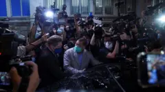 黎智英獲准保釋 壹傳媒股價歷險 香港市民搶購《蘋果日報》以示支持