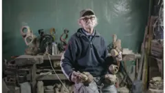Deda Rajko u radionici na Miljakovcu sa telefonima