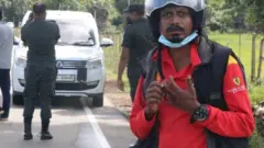 தம் மீது தாக்குதல் நடத்தப்பட்டதாகக் கூறும் ஊடகவியலாளர் விஸ்வலிங்கம் விஸ்வசந்திரன்.