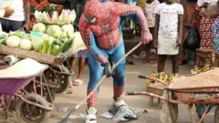 الرجل العنكبوت النيجيري يقاتل من أجل مجتمع أنظف