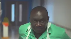 Otu onye na-arụ n'ụlọọgwụ ebe a na-elekọta ndị bu coronavirua akọwala ihe ọ na-agabiga n'ọrụ ya.