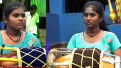 డోలు వాయిస్తున్న అక్క చెల్లెళ్లు