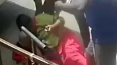 பேருந்தில் இருந்து கைக் குழந்தையுடன் கீழே விழுந்த பெண்