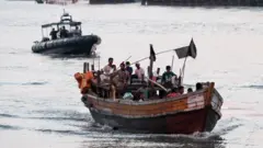 মালয়েশিয়ার লাংকাউয়ি দ্বীপের কাছে রোহিঙ্গা শরণার্থীদের একটি নৌকা আটক করছে নৌবাহিনী (ফাইল ফটো)