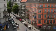 Iri barabara Wissmannstraße rryitezwe kwitwa Lucy-Lameck-Straße kuva mu ntango z'umwaka uza