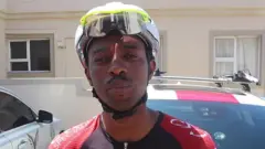 Wannan mutumin ɗan asalin jihar Kano ne da ke Najeriya, kuma matuƙin jirgin sama ne a ƙasar Afirka Ta Kudu, amma ya kan ware lokaci domin koya wa mutane tsere keke.