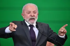 Lula gesticulando durante discurso
