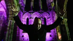 Aktor Richard Hollick berpose saat ia bersiap untuk memerankan Dracula selama pertunjukan cahaya spektakuler selama iluminasi di Whitby Abbey yang bersejarah dan angker.