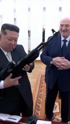 ‘Za svaki slučaj’: Lukašenko poklonio pušku Kimu Džongu Unu