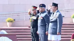 न्याश्नल वार मेमोरिअल पुगेर वीरगतिप्राप्त सैनिकहरूप्रति सम्मान व्यक्त गर्दै भारतीय सेनाध्यक्षसहित नेपाली सेनाका पूर्वप्रमुख