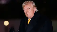 Donald Trump con expresión seria en su rostro. 