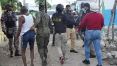 dirección general de migración de república dominicana realiza operativos antimigración en el sector de hoyo de friusa 