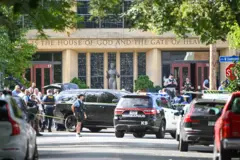 Carros de polícia em frente a escola atacada em Minneapolis