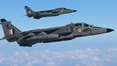 एडवांस्ड मीडियम कॉम्बैट एयरक्राफ्ट को भारतीय वायुसेना की जरूरतों को ध्यान में रखकर डिजाइन किया जा रहा है.