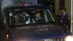 रवि लामिछानेलाई काठमाण्डूबाट पक्राउ गरेर लैजाँदै प्रहरी। 