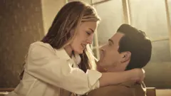 La actriz estadounidense Sarah Pidgeon en una escena de la serie se ve abrazando al actor que hace el rol de John F Kennedy Jr.
