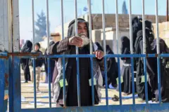 человек за решеткой лагеря аль-хол