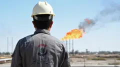 موظف في شركة نفط البصرة في حقل نهر بن عمر للنفط والغاز، في ضواحي مدينة البصرة جنوب العراق، في 29 أبريل/نيسان 2026