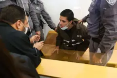 أحمد مناصرة يستمع إلى محاميه خالد زبارقة، أثناء جلسة في محكمة إسرائيلية بمدينة بئرالسبع في أبريل/نيسان 2022 