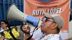 Manifestante en favor de Ruth López
