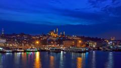 Panorámica nocturna de Estambul