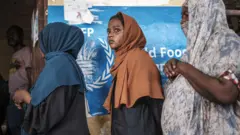 Gıda yardımı sırasında bekleyen kadınlar