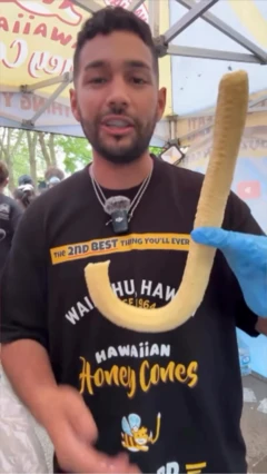 Čovek se snima na festivalu hrane u Sijetlu pre nego što je izbila pucnjava.