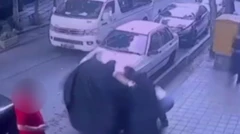 Awọn ọlọpaa Sharia n fi tipa gbe obinrin kan sinu mọtọ