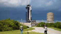 Falcon 9 с кораблем миссии Polaris Dawn на стартовой площадке мыса Канаверал во Флориде 26 августа