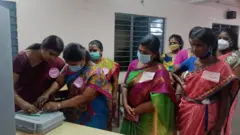 சீல் வைக்கப்படும் வாக்குப்பதிவு இயந்திரம்.