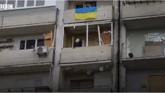 Olqa Malçevska BBC jurnalisti Kiyevdəki dağılmış evində olub.