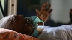 করোনাভাইরাসে আক্রান্ত রোগীকে অক্সিজেন দেয়া হচ্ছে।