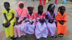 Kuri uwo munsi kandi, aba bana b'abakobwa bo mu murwa mukuru Dakar wa Sénégal, barimbiye ibirori by'umunsi mukuru w'Abayisilamu wa Eid al-Adha...