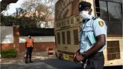 Agent de police avec son masque à Dakar