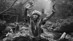 imagem da exposição "Amazônia" na Filarmônica de Paris