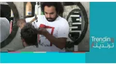 بالساطور ومطرقة وزجاج مكسور..حلاق في لاهور يحلق لزبائنه