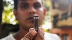 මුල් අවස්ථාවේදී අහසට වෙඩි තැබීම මගින් කළහකාරී පිරිස පාලනය කිරීමට උත්සහ කළද ඔවුන් පාලනය නොවූ බැවින් දණහිසෙන් පහළට වෙඩිතැබීමට නියෝග කරමින් පිරිස විදුරුවා හැරීමට පොලිස් නිලධාරීන් කටයුතු කර ඇති බවද පොලිස්පතිවරයා පැවසීය.