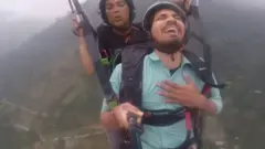 विपिन साहू पैराग्लाइडिंग करते हुए