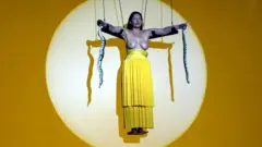 перформанс Марини Абрамович "Біографічний ремікс", Франція 2005 рік