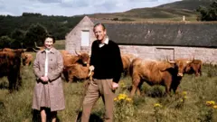 Rainha Elizabeth II e o Duque de Edimburgo durante uma visita a uma fazenda em sua propriedade em Balmoral, para comemorar as bodas de prata