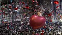 المحتفلون بالعام الجديد في شارع المشاة طريق جيانغان في 31 ديسمبر/كانون أول 2022 في ووهان، الصين