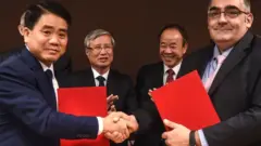 Ông Nguyễn Đức Chung (trái)