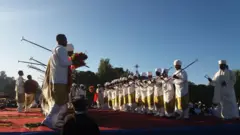 ከም ኣቆጻጽራ ኢትዮጵያውያን፡ 21 ሕዳር፡ ኣብ ዝጽምበል በዓል ማርያም ጽዮን (ሕዳር ፍዮን) ካህናት ኣብ እግሪ ሓወልቲ ኣክሱም ያሬዳዊ ዝማሬ እንተቕርቡ