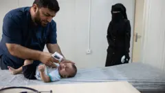 Kahramanmaraş'taki kampta görevli doktorlar Suriyeli mültecilerin tedavilerini yürütüyor.