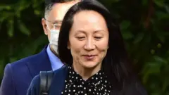 Umupfasoni Meng Wanzhou yaboneka n'akamwemwe kenshi igihe yava aho yari ari i Vancouver