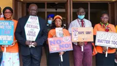 Awon eeyan gbe patako alakọle dani